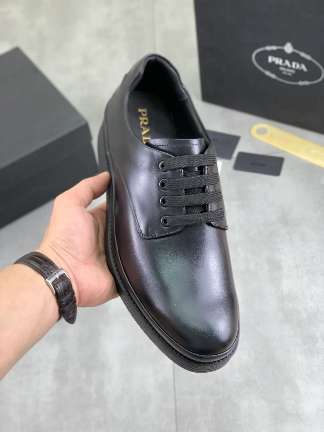 Men's shoes 💰P540 New PRADA Prada spring new casual leather shoes Original purchase, development and production Prada Men's Classic Series Technological breathable fabrics with cowhide Casual sports shoes Casual sports dad shoes combine high-tech breathable materials and cowhide, with exclusive button decoration on the sides. The outsole is full of P italic design and bright colors to show vitality and continue the brand design inspiration. Stroll around the city lightly and feel free and comfortable. Delivered in exquisite packaging 🛍📦 ▪️Material: original customized calfskin with breathable material ▪️Inner lining: cowhide lining ➕cowhide feet ▪️Outsole: open-molded TPU rubber material ▪️Sole thickness: 3.5CM ▪️Size: Men's 38-44 (45 can be customized) Multiple colors available